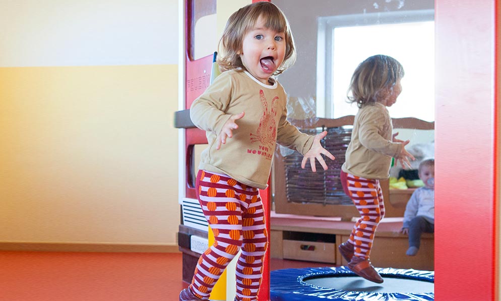 Bild eines Kindes auf dem Trampolin